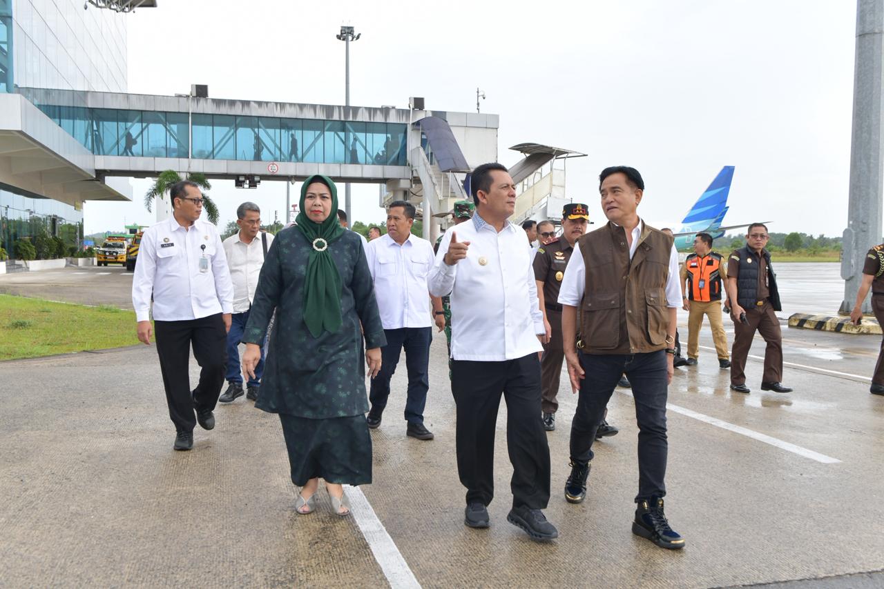 Menko Yusril Disambut Hangat di Tanjungpinang, Gubernur Ansar Pasangkan Tanjak Kehormatan Melayu