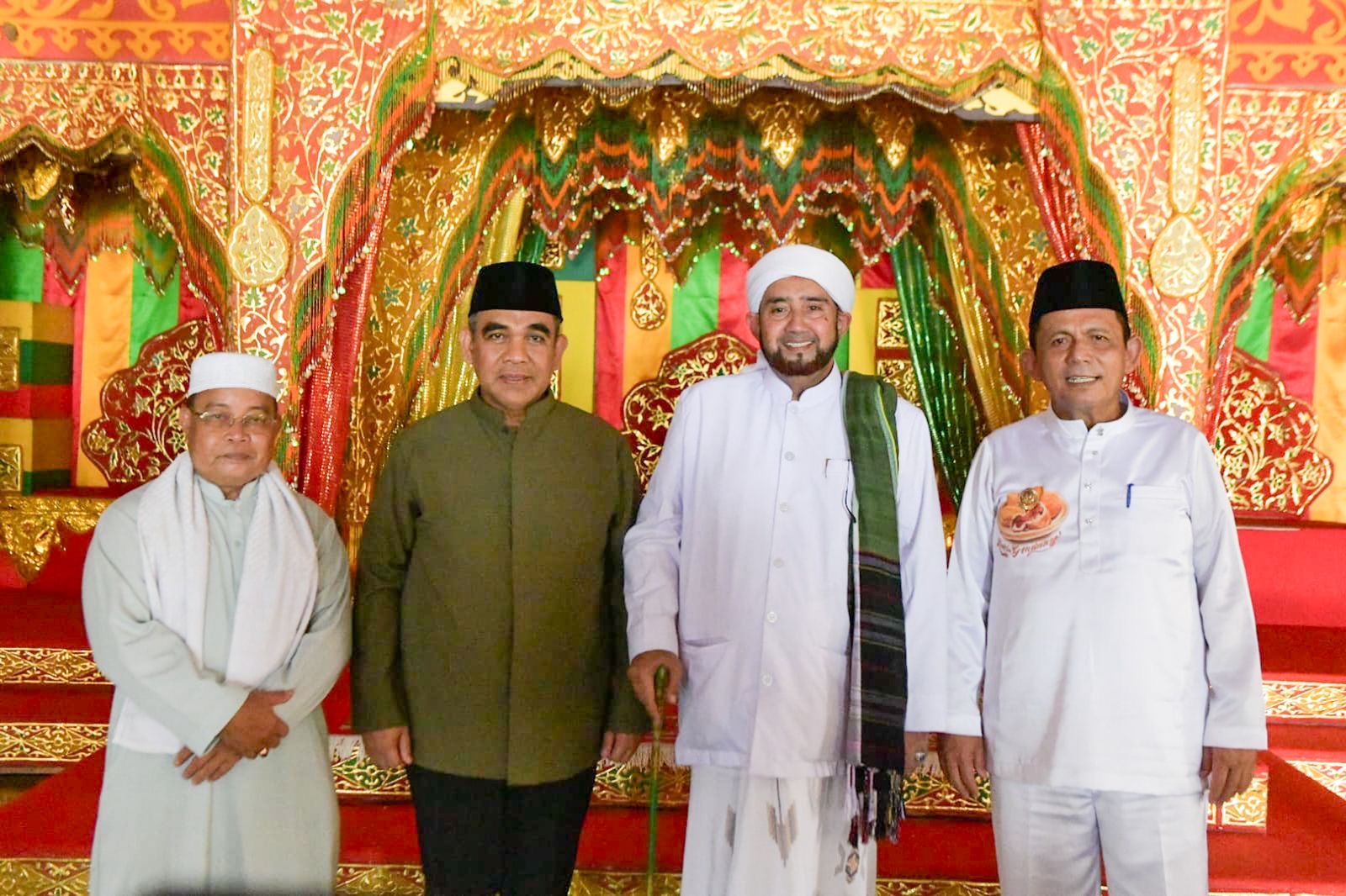 Gubernur Ansar Dampingi Ketua MPR RI dan Habib Syech Tunaikan Salat Jumat di Pulau Penyengat