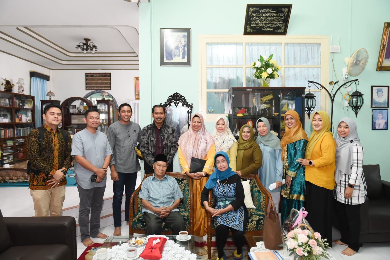 Dewi Ansar Bersilaturahmi Ke Rumah Ketua LAM Kepri