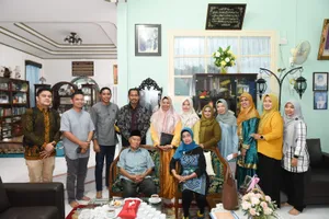 Dewi Ansar Bersilaturahmi Ke Rumah Ketua LAM Kepri