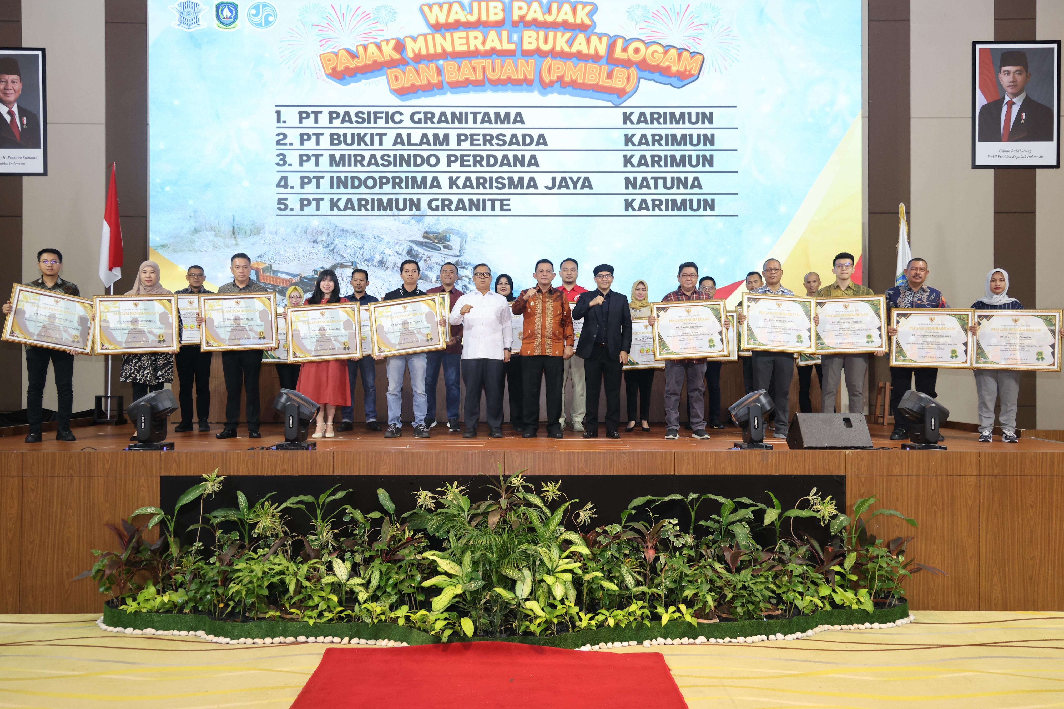 Gubernur Ansar Serahkan Apresiasi Penghargaan Program Gebyar Pajak Kepri 2025
