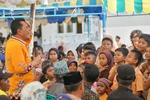 Gubernur Ansar Serahkan Bantuan Sebesar Rp837,7 Juta Untuk Desa Cempa Lingga
