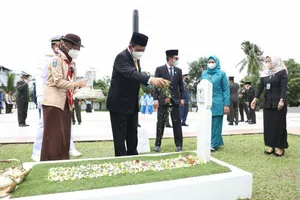 Gubernur Ziarah ke TMP Pusara Bhakti Batu 5