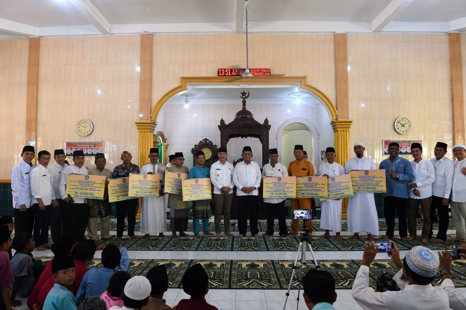 Gubernur Ansar Serahkan Bantuan Rumah Ibadah Saat Peringatan Isra' Mi'raj 1444 H di Mesjid An-Nur Sedanau Natuna