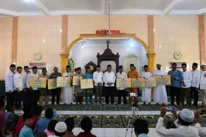 Gubernur Ansar Serahkan Bantuan Rumah Ibadah Saat Peringatan Isra' Mi'raj 1444 H di Mesjid An-Nur Sedanau Natuna