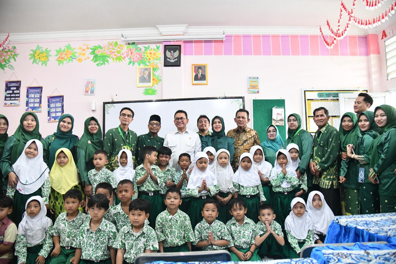 Gubernur Ansar Dampingi Mendag RI Budi Santoso Tinjau Siswa Penerima Manfaat MBG di Sekolah Ibnu Sina Batam