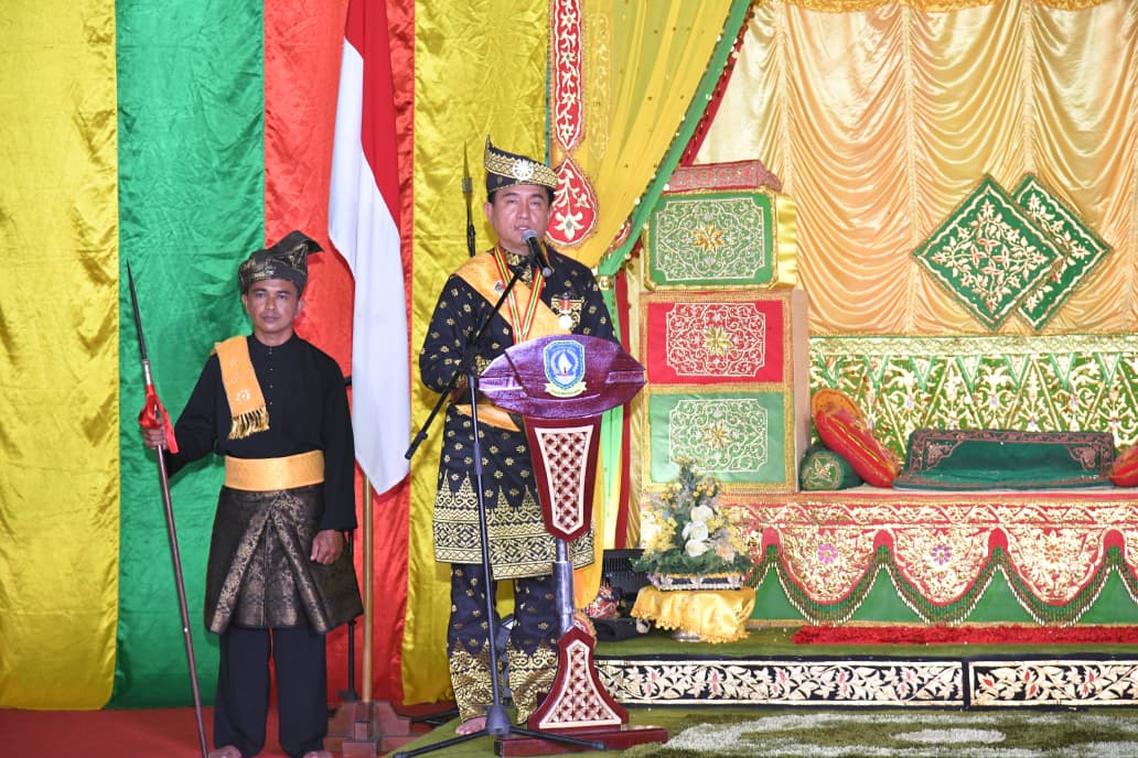 Menko Yusril Ihza Mahendra Terima Gelar Adat “Dato’ Seri Indera Nara Wangsa” dari LAM Kepri