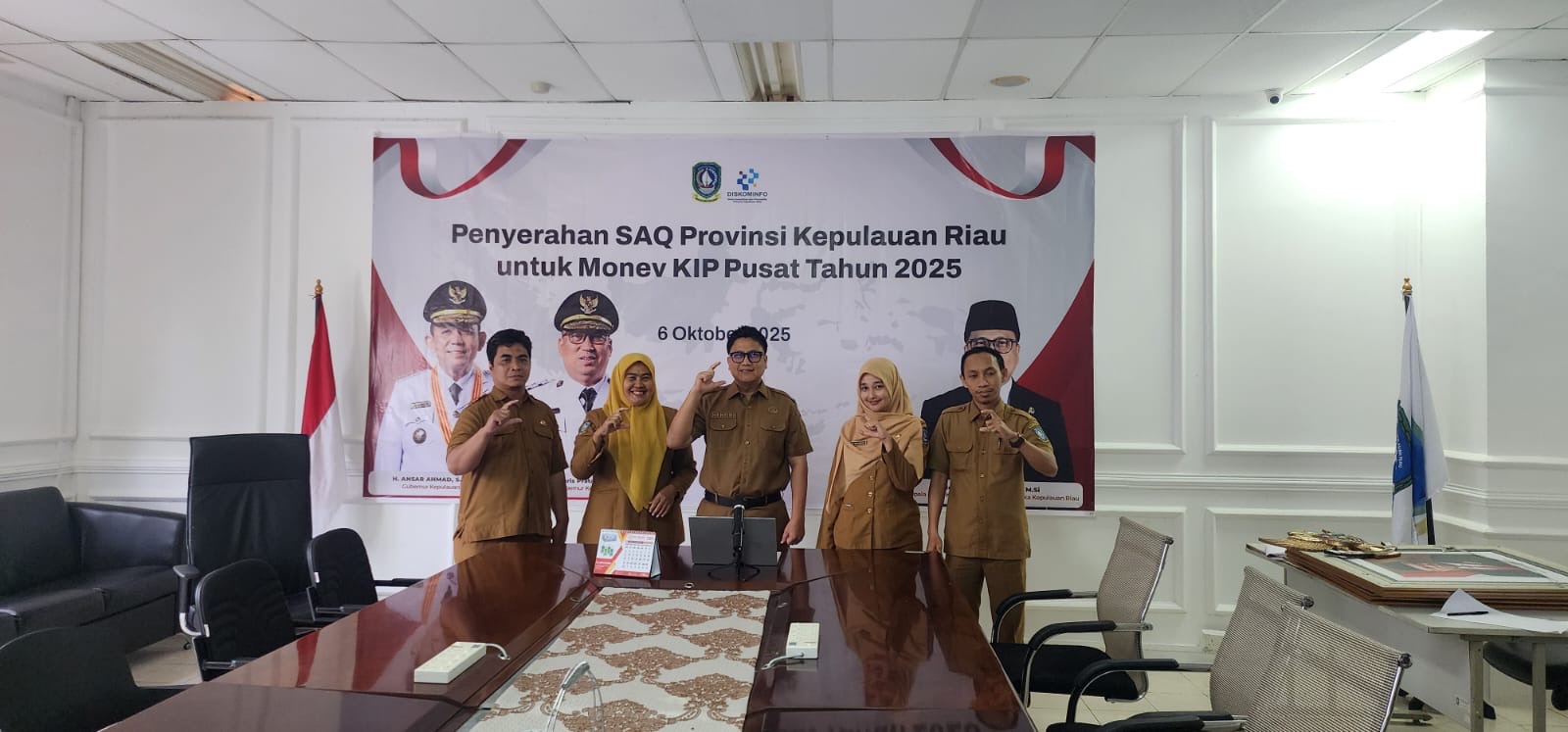 Kepala Dinas Kominfo Kepri Serahkan SAQ Monev Keterbukaan Informasi Publik 2025, Komitmen Transparansi Pemerintah Daerah Diperkuat
