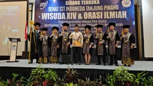 Wagub Nyanyang Tekankan Pentingnya Peran Lulusan Hadapi Era Society 5.0
