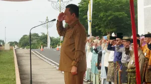 JELANG CUTI, GUBERNUR KEPRI PIMPIN APEL BERSAMA DAN BAGIKAN UMROH GRATIS BAGI PEGAWAI