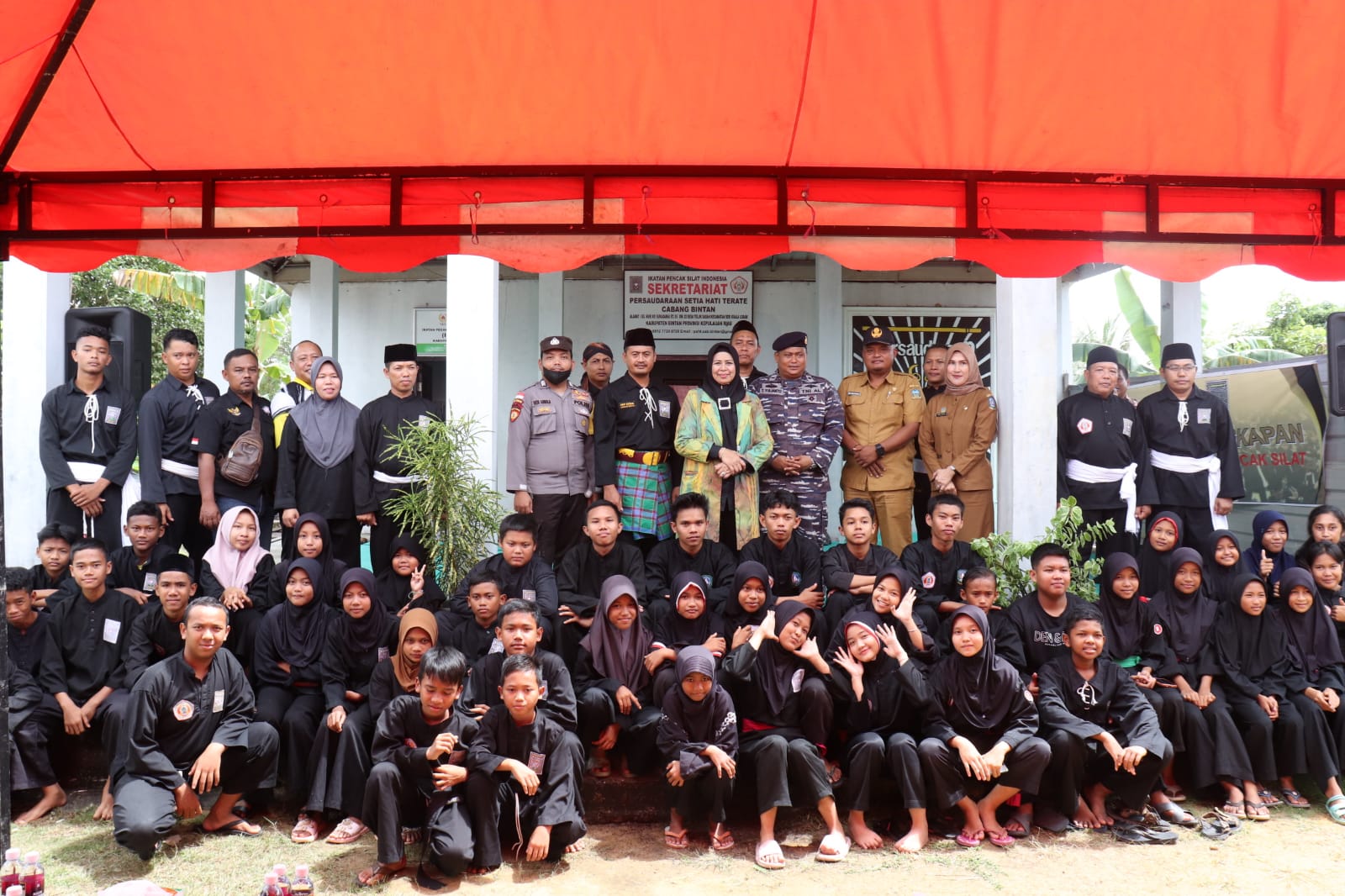 Silaturahmi Ke PSHT Bintan, Dewi Ansar Serahkan Bantuan Peralatan Silat