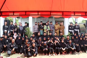 Silaturahmi Ke PSHT Bintan, Dewi Ansar Serahkan Bantuan Peralatan Silat