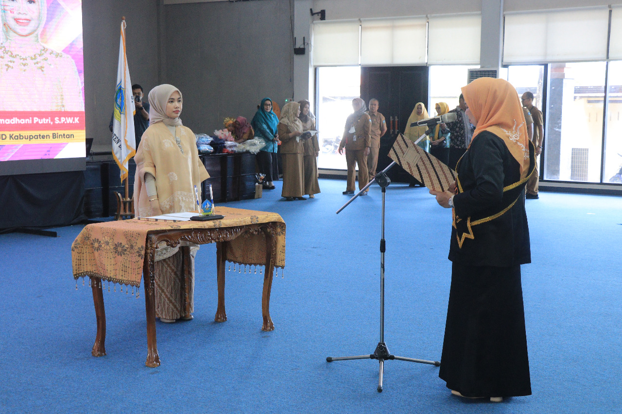 Dewi Ansar Kukuhkan Hafizha Ramadhani Putri Sebagai Bunda Paud Bintan 2022-2024