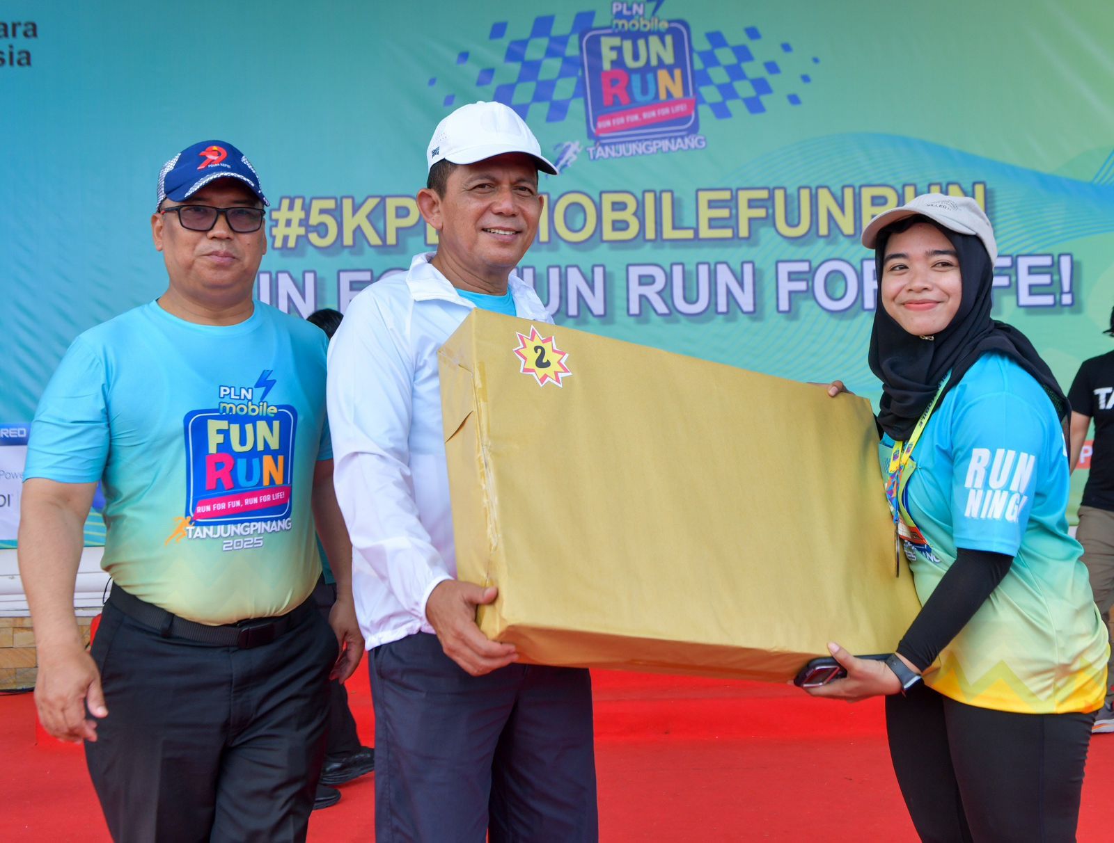 Ribuan Peserta Meriahkan PLN Mobile Fun Run 2025, Gubernur Ansar Lepas Start dari Tugu Sirih