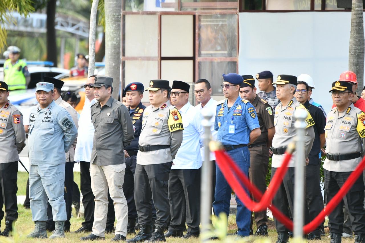 Gubernur Ansar dan Wagub Nyanyang Hadiri Apel Gelar Pasukan Operasi Ketupat Seligi 2026 di Polda Kepri
