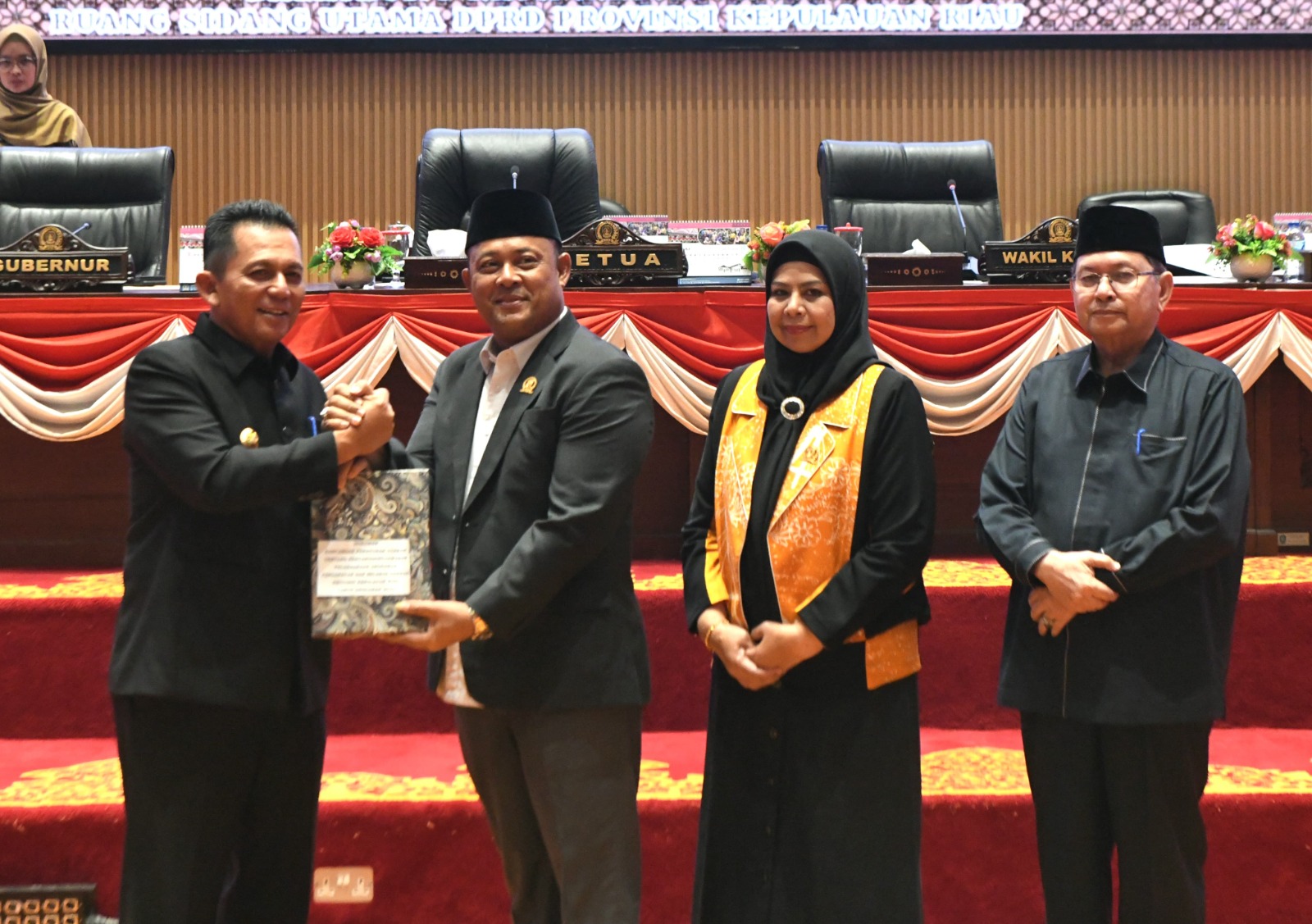 Pemprov Kepri Tuntaskan APBD 2024 dengan Capaian Positif, Gubernur Ansar Serahkan Ranperda LPJ ke DPRD