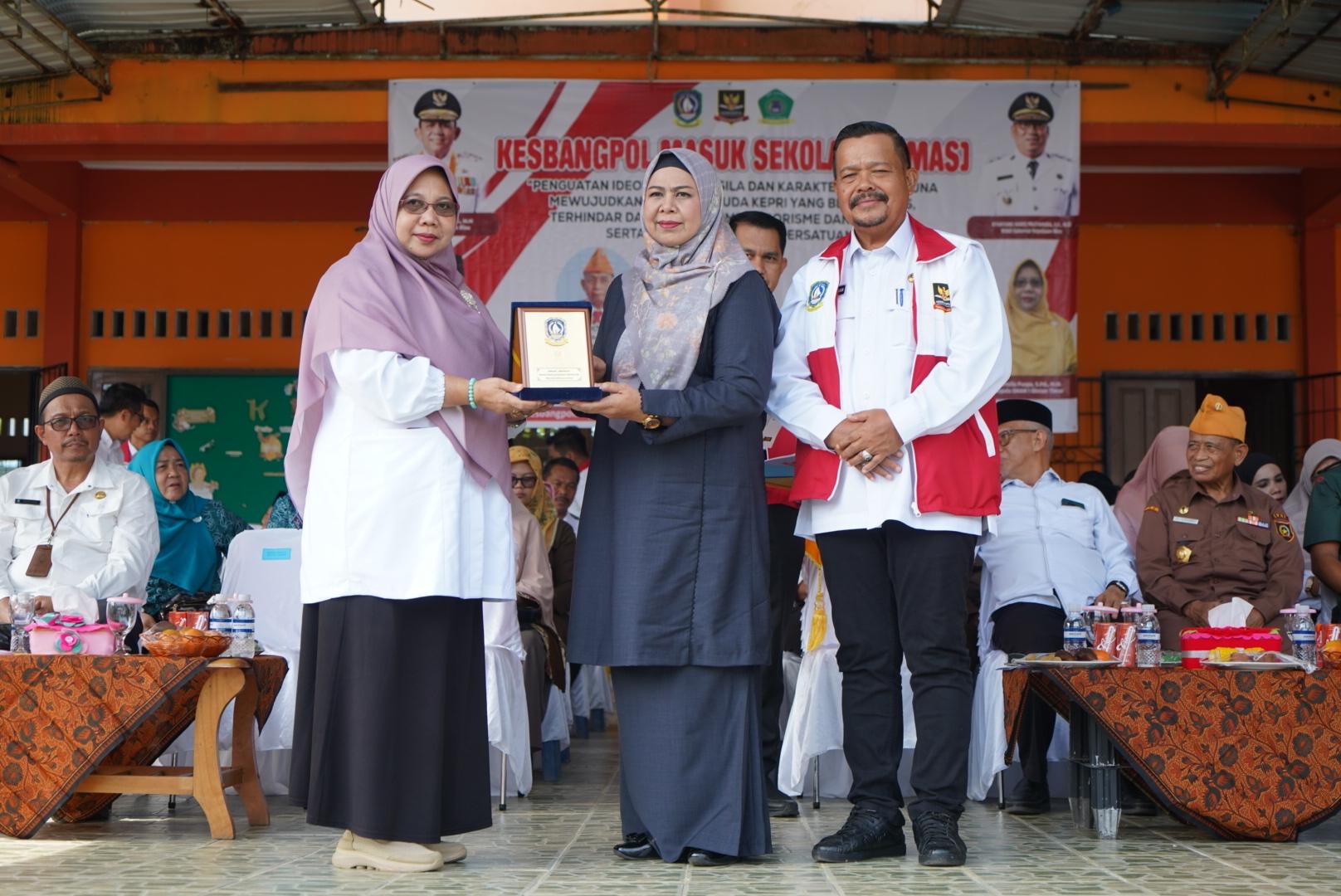 Dewi Ansar Jadi Narsum Kegiatan KEMAS, Ajak Pelajar SMAN 1 Bintim Jadi Garda Terdepan Penjaga Persatuan
