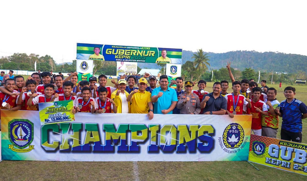 Bintan Muda FC Juarai Piala Gubernur, Piala Diserahkan Langsung Oleh Gubernur Ansar