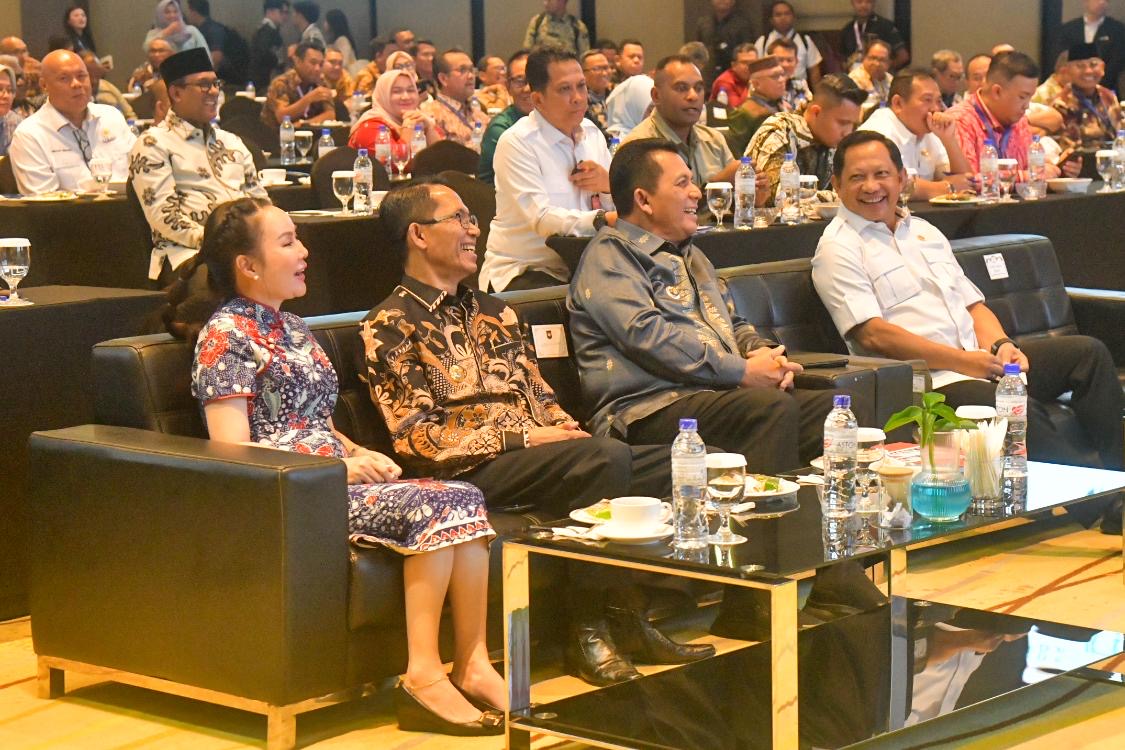Gubernur Ansar Dampingi Mendagri Tutup Rakernas APKASI, Daerah Didorong Lebih Mandiri
