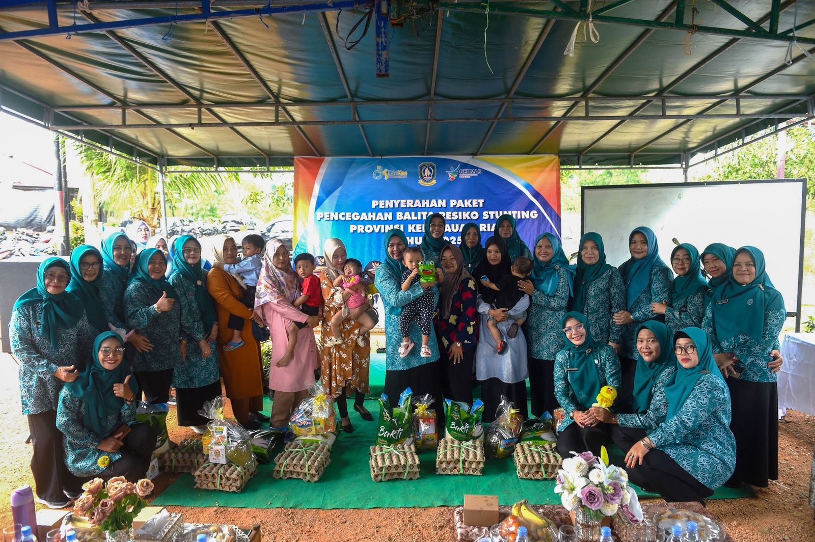 Ketua TP-PKK Kepri Dewi Kumalasari Ansar Serahkan Paket Pencegahan Stunting di Kampung KB Abyaksa