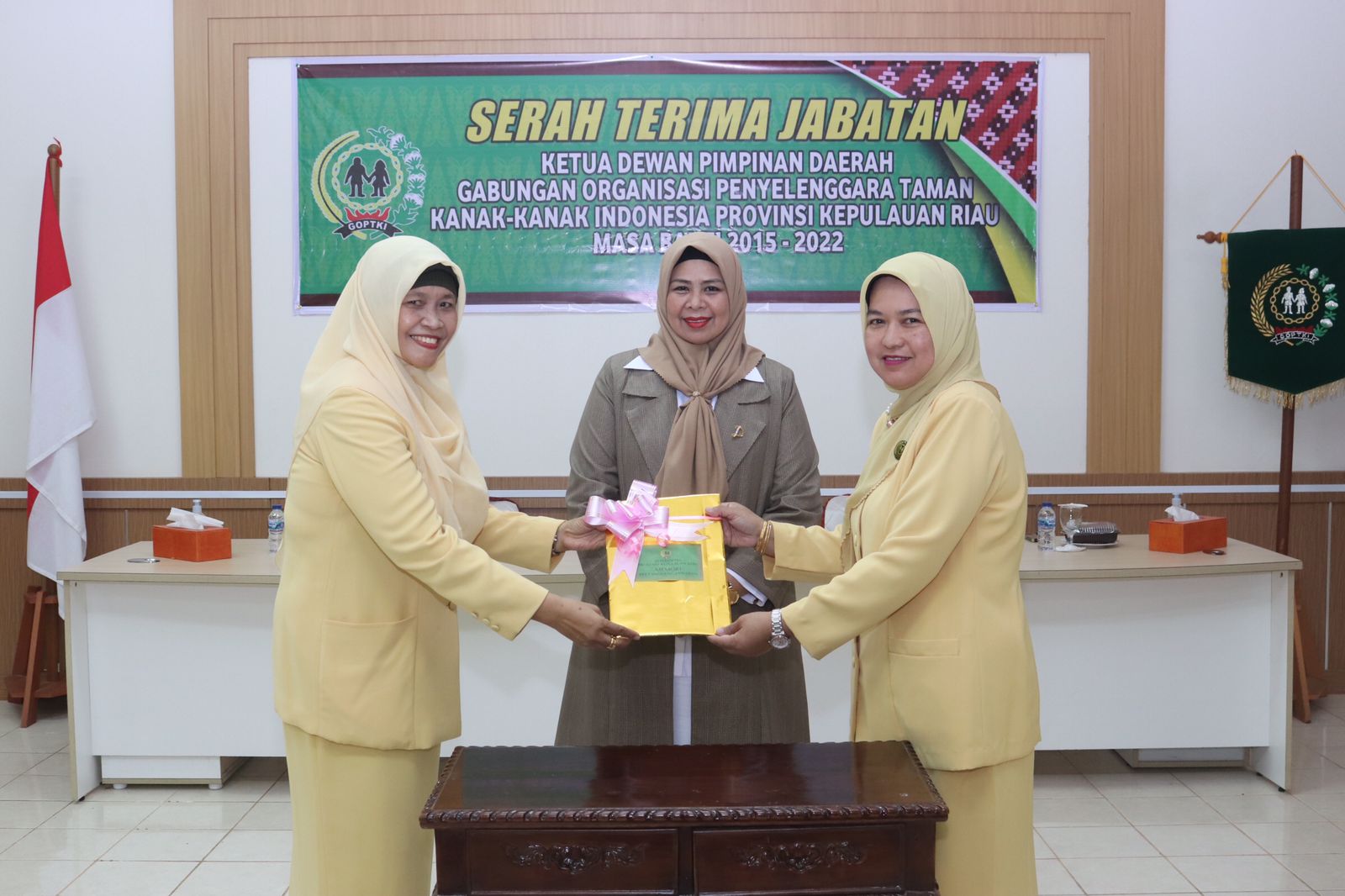 Dewi Ansar Hadiri Serah Terima Jabatan Ketua DPD GOPTKI Kepri