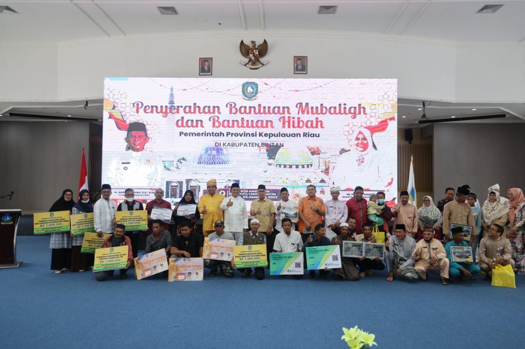 Gubernur Ansar Serahkan Bantuan Untuk 1.180 Mubaligh dan Hibah di Kabupaten Bintan