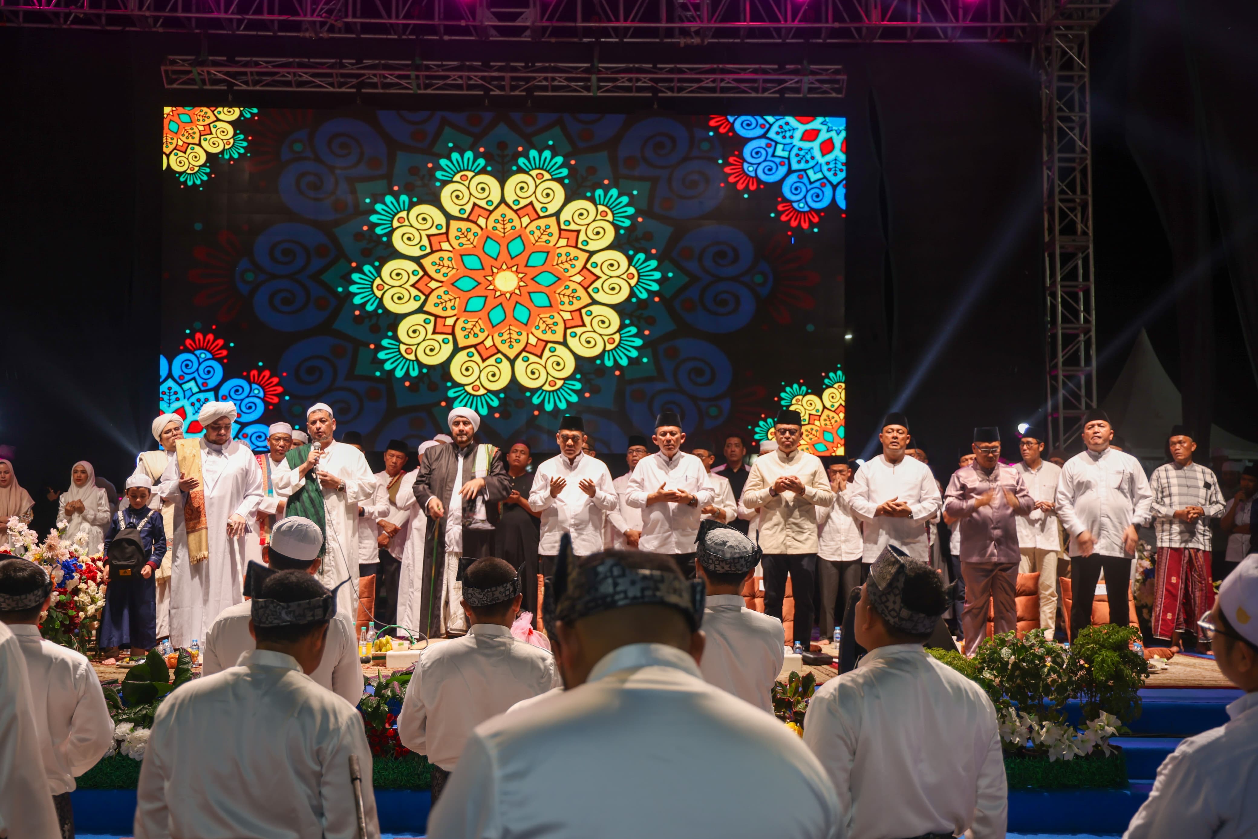 Syahdunya Kepri Bersholawat, Ribuan Jamaah Bersatu di Gurindam 12