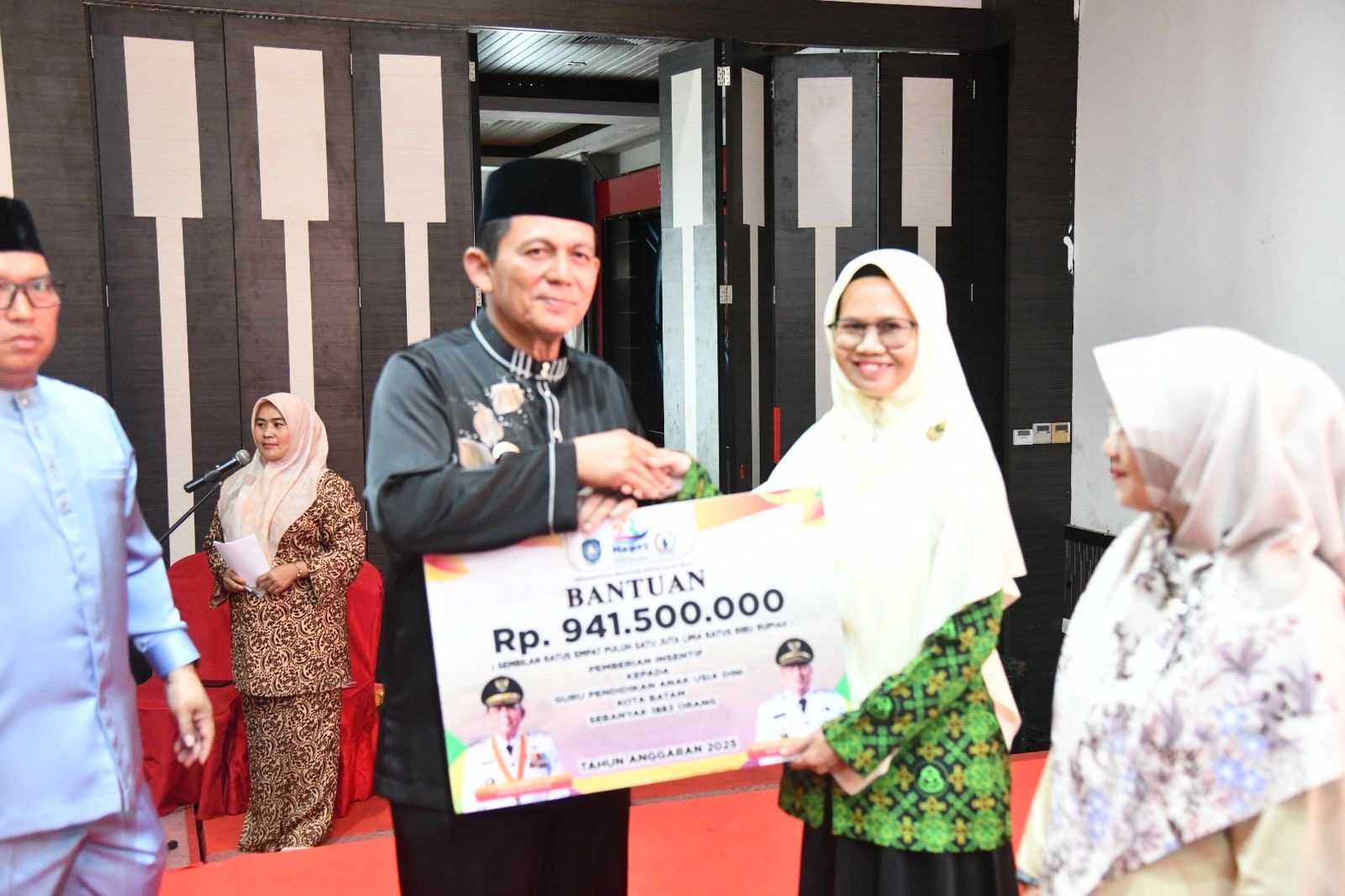 Dari UMKM hingga Beasiswa, Bantuan Pemprov Kepri Diserahkan Gubernur Ansar untuk Warga Batam