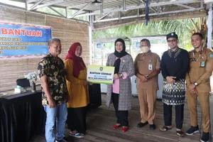 Dewi Ansar Serahkan Bantun Peralatan UEP Berupa Gerobak Dagang Kepada Masyarakat Bintan