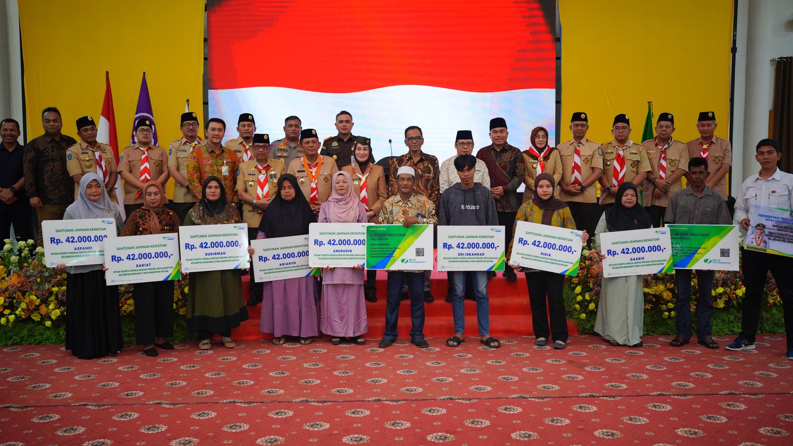 Gubernur Ansar Serahkan Santunan BPJS Ketenagakerjaan Rp820 Juta untuk Nelayan dan Petani Natuna