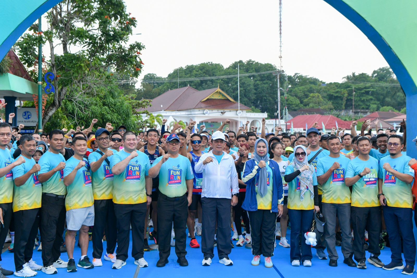 Ribuan Peserta Meriahkan PLN Mobile Fun Run 2025, Gubernur Ansar Lepas Start dari Tugu Sirih