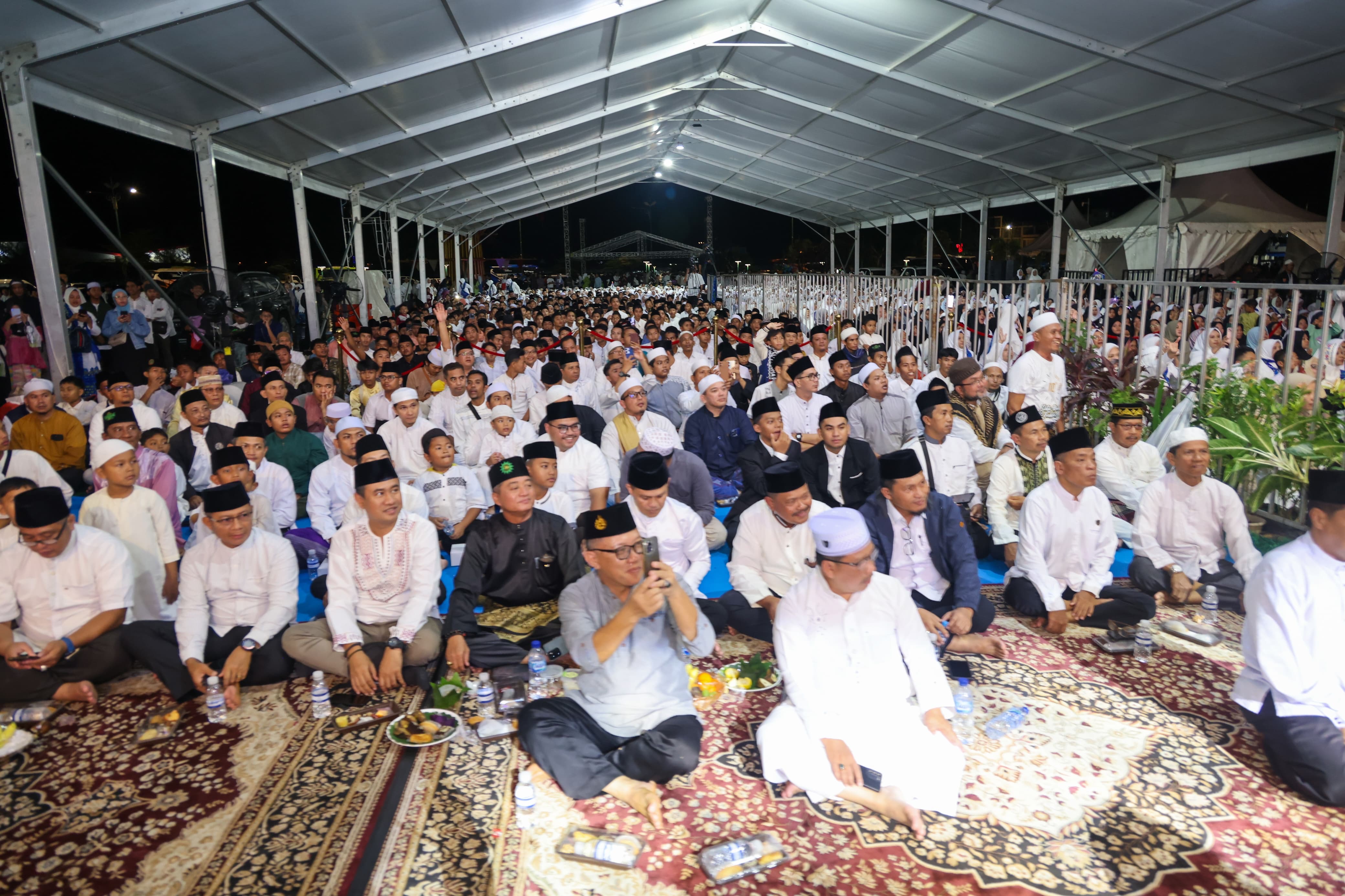 Syahdunya Kepri Bersholawat, Ribuan Jamaah Bersatu di Gurindam 12