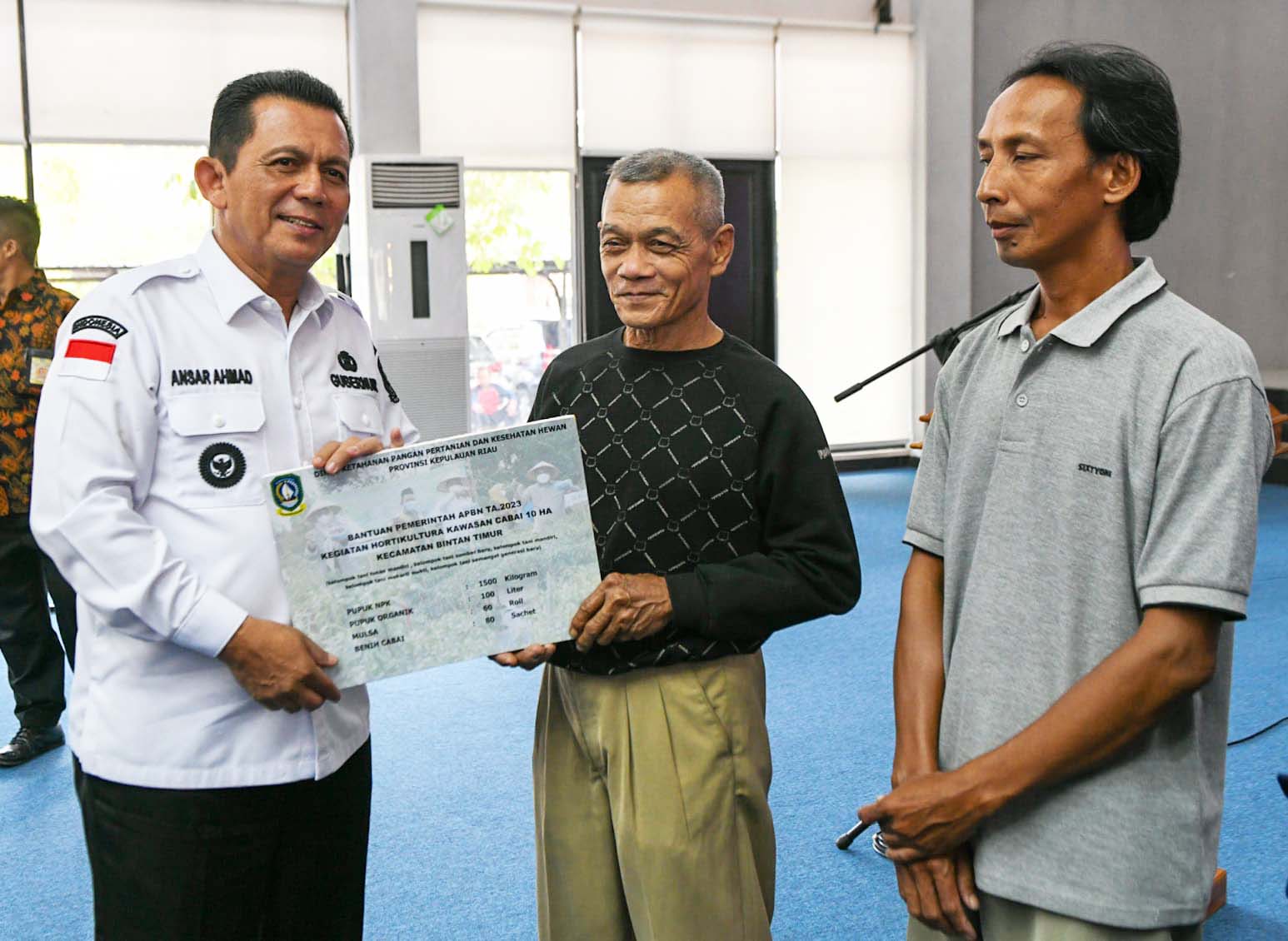Gubernur Ansar Serahkan Bantuan Pertanian Perikanan dan Bantuan Pangan Di Kabupaten Bintan