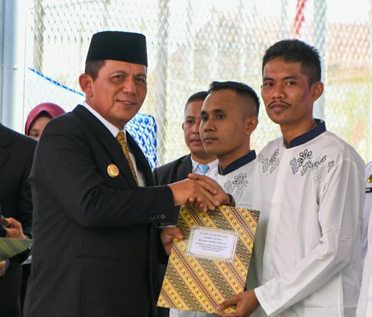 Peringati Kemerdekaan ke-80 RI, Gubernur Ansar Serahkan Remisi dan Pengurangan Masa Pidana