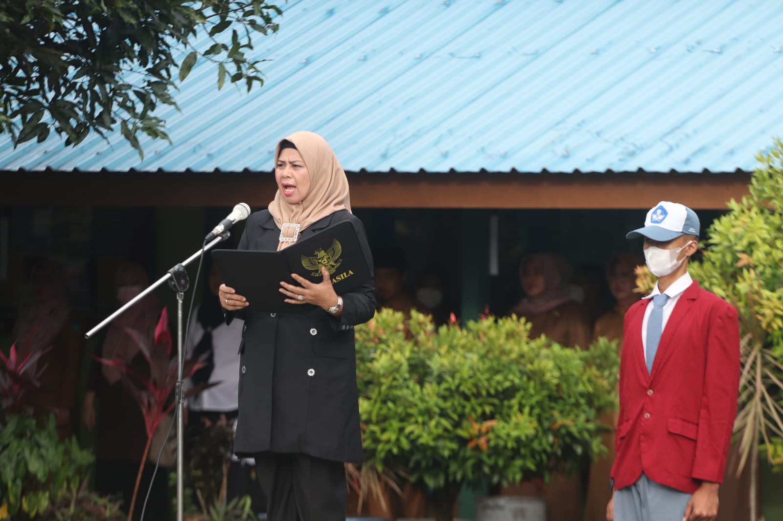 Jadi Pembina Upacara di SMA N 1 Bintan Utara, Dewi Ansar Tekankan Arti Kejujuran