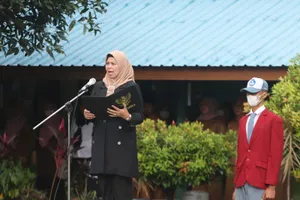 Jadi Pembina Upacara di SMA N 1 Bintan Utara, Dewi Ansar Tekankan Arti Kejujuran