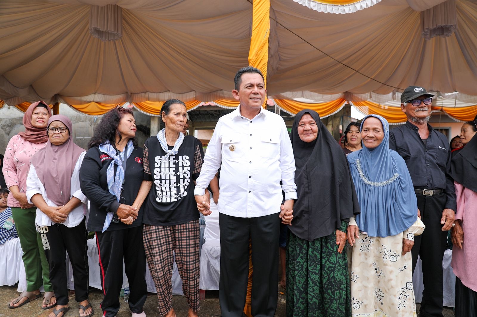 Gubernur Ansar Serahkan 2000 Paket Sembako Tahap II di Kota Tanjungpinang