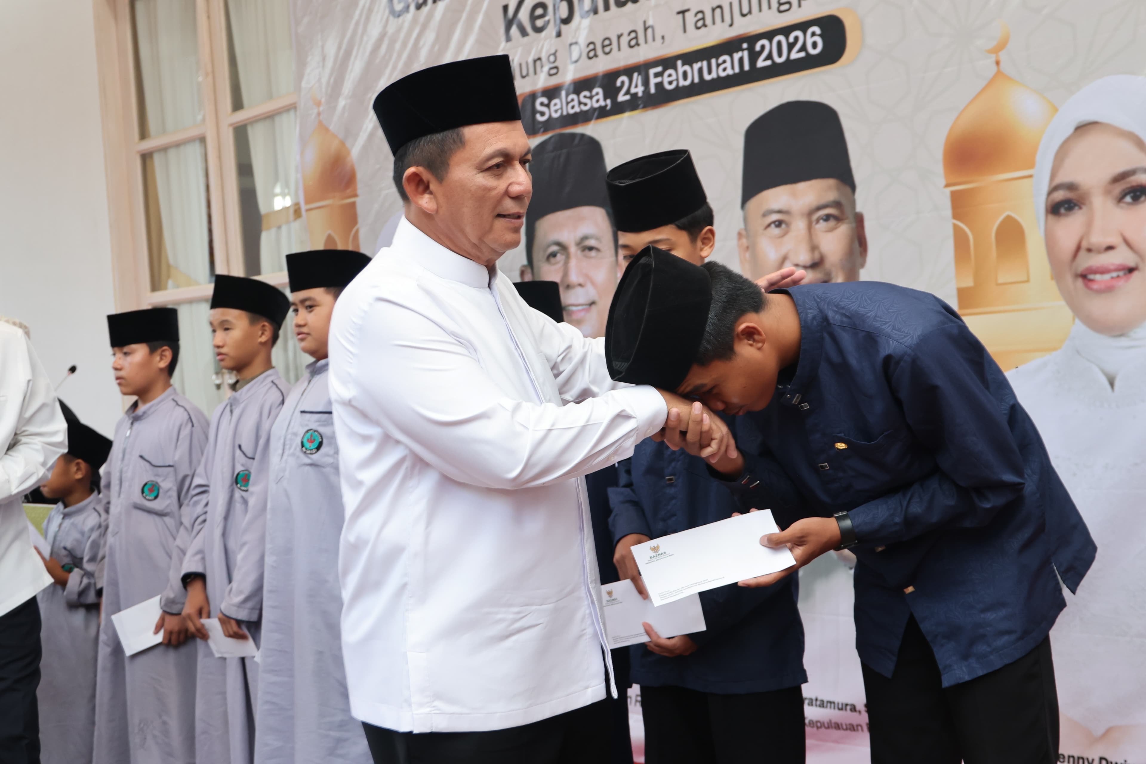 Gelar Buka Puasa Bersama, Pemprov Kepri Beri Santunan Anak Yatim dan Bantu Dua Rumah Ibadah