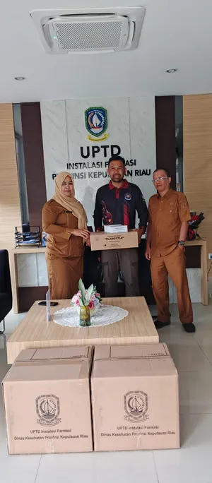 Lindungi petugas DAMKAR Tanjungpinang dengan Masker dan Multivitamin sebagai Pencegahan ISPA saat padamkan lahan