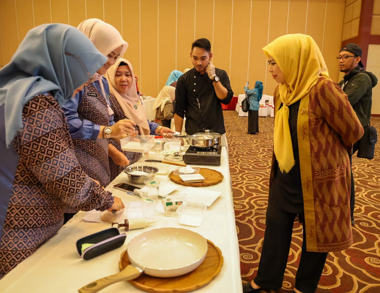Hj. Dewi Ansar Buka Demo Memasak Kuliner Khas Kepulauan Riau