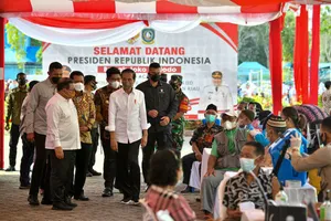 Presiden Jokowi Didampingi Gubernur Ansar Tinjau Vaksinasi Booster di Bintan 