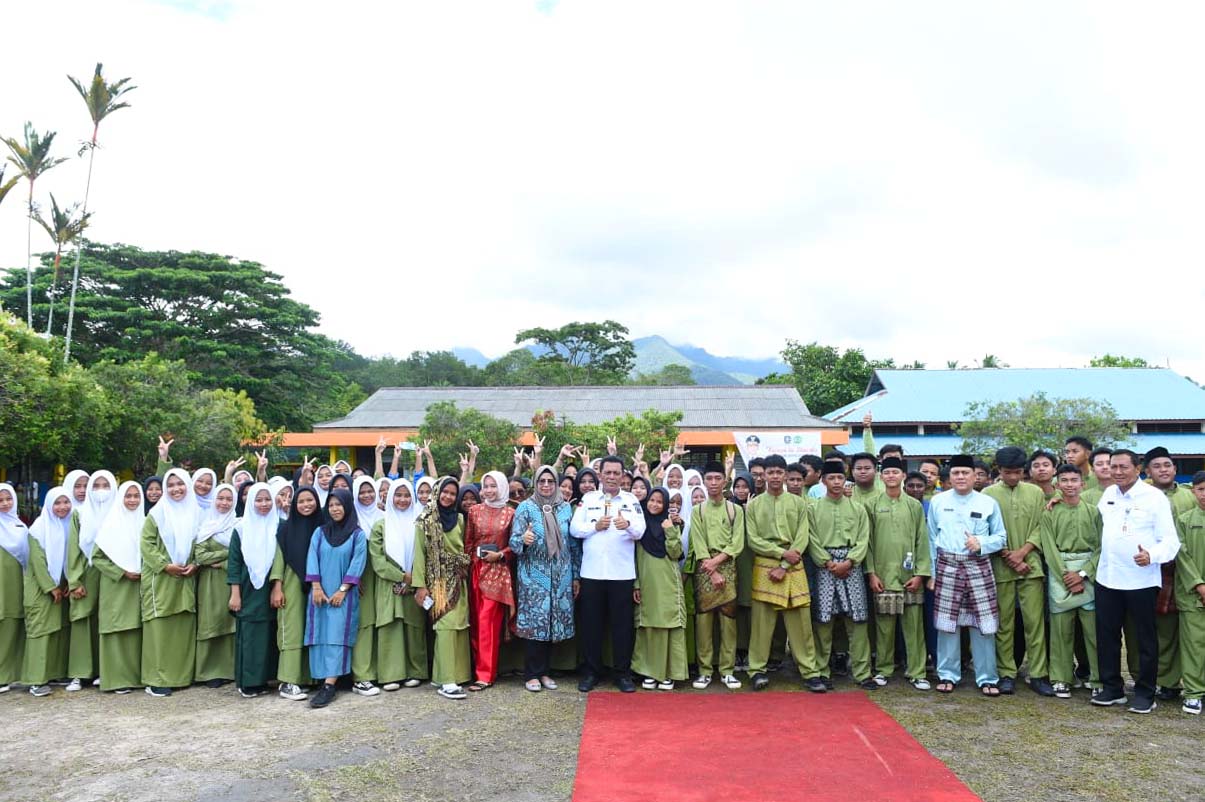 Gubernur Ansar Dorong Siswa SMAN 1 Lingga Bermimpi Besar
