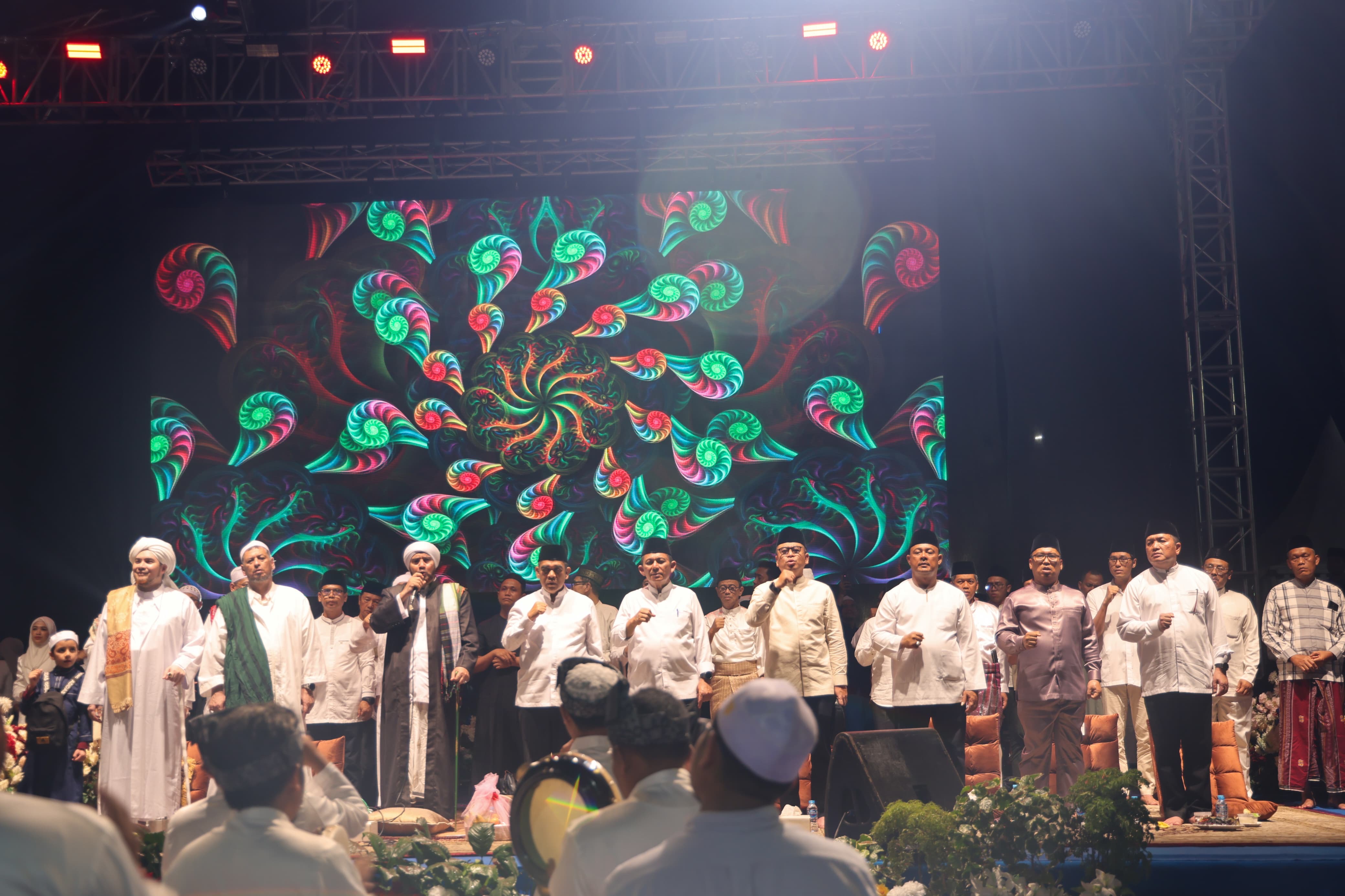 Syahdunya Kepri Bersholawat, Ribuan Jamaah Bersatu di Gurindam 12
