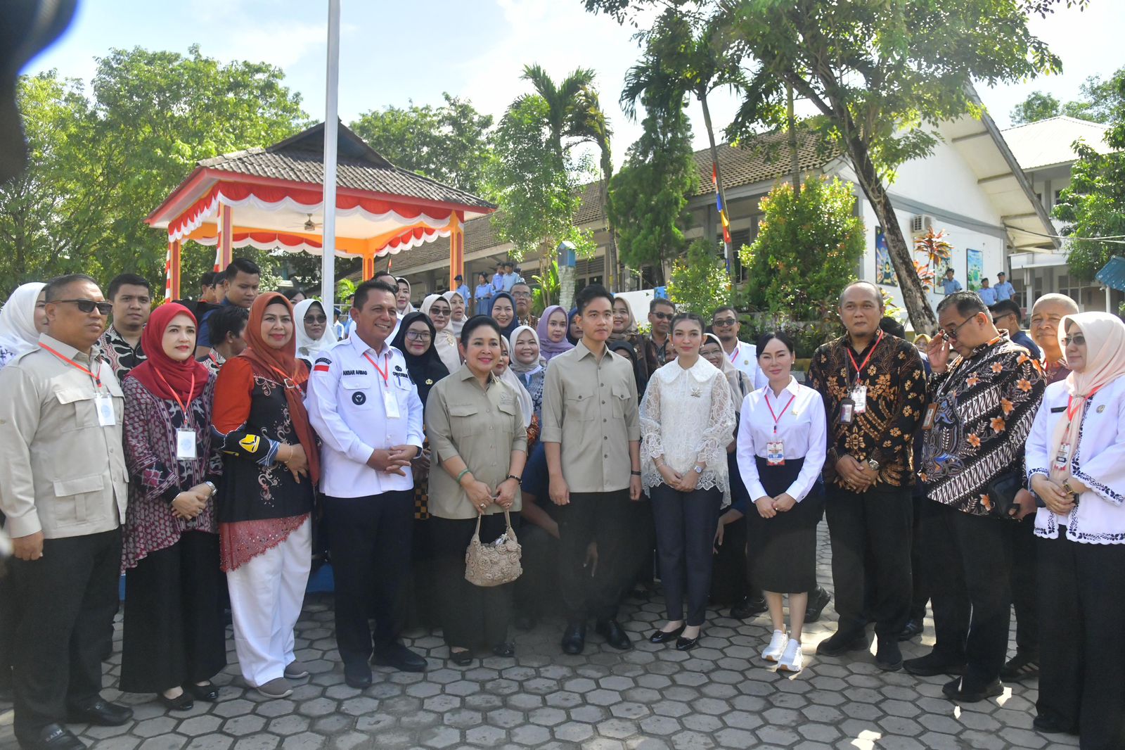 Mengawali Kunjungannya di Kepri Wapres Gibran Tinjau Program MBG di SMKN 1 Batam