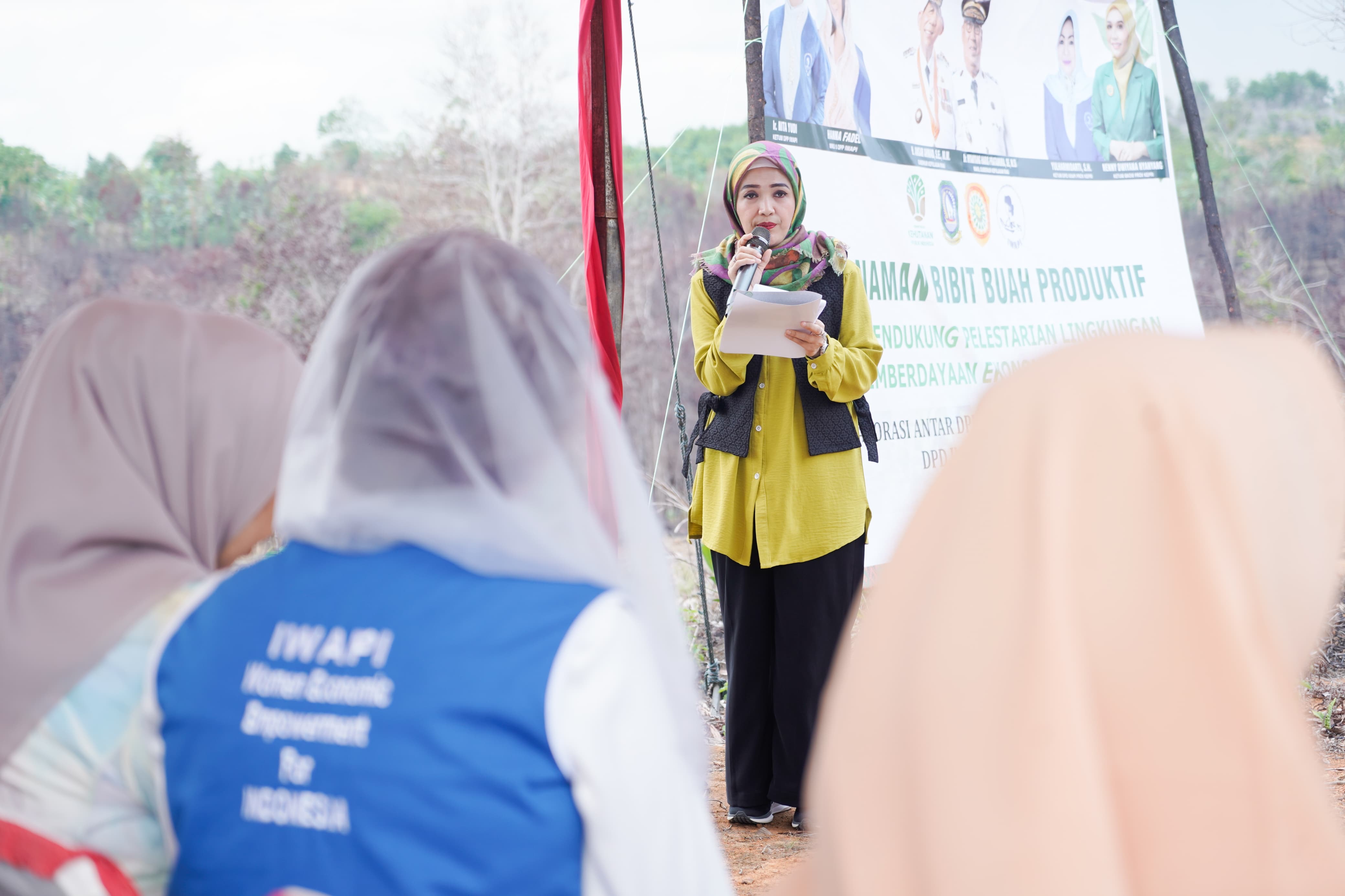 BKOW Kepri Bagikan 700 Bantuan Bibit Tanaman Perkebunan di Cikolek Toapaya Selatan