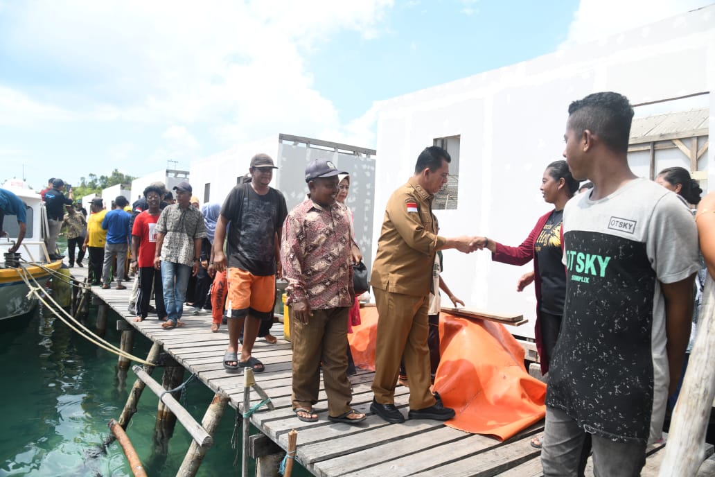 Ansar ke Desa Tajur Biru Meninjau Proyek Pembangunan Rumah Suku Laut