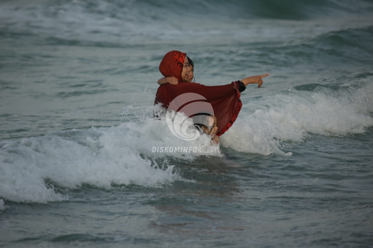 Wan Rudy Ingatkan Gelombang Besar di Pantai
