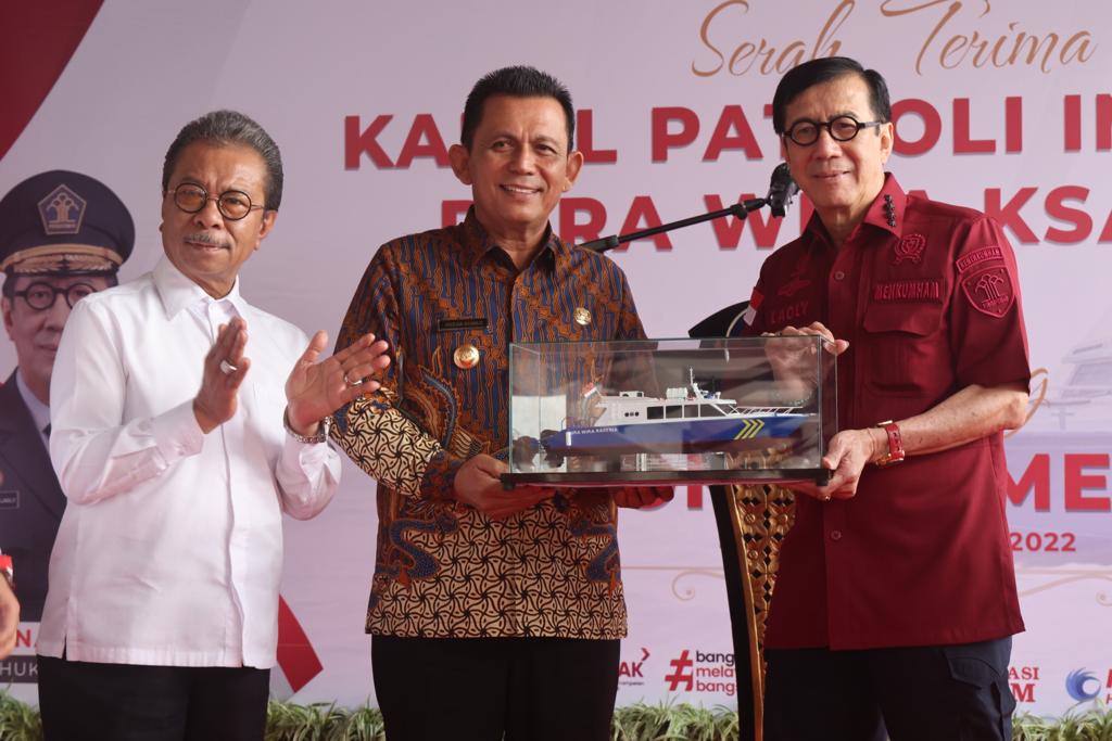 Gubernur Ansar Menyerahkan Bantuan Hibah Berupa Kapal Patroli Imigrasi  Kepada Kemenkumham RI