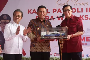Gubernur Ansar Menyerahkan Bantuan Hibah Berupa Kapal Patroli Imigrasi  Kepada Kemenkumham RI