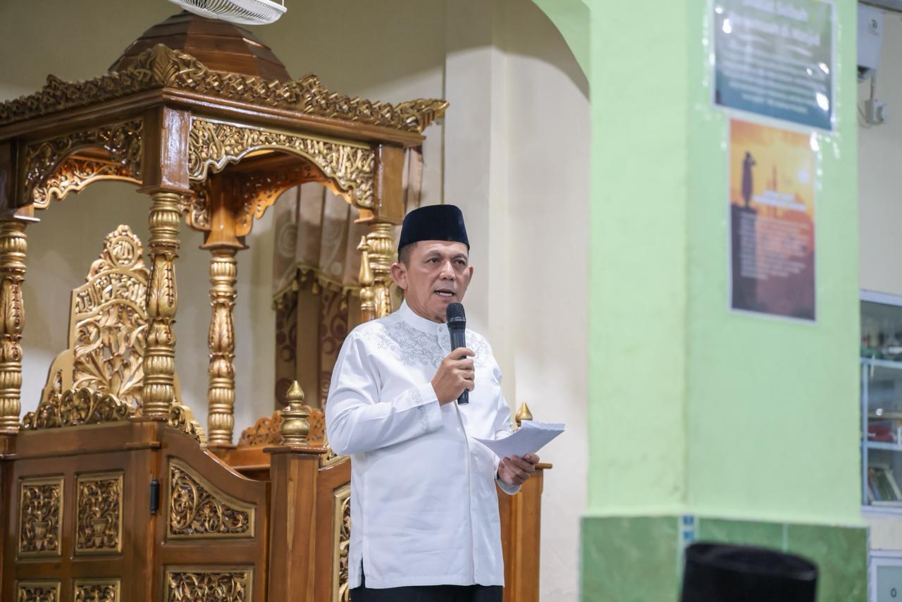 Gubernur Ansar Safari Ramadhan di Masjid Ar-Rahim, Serahkan Bantuan Rp500 Juta untuk Rumah Ibadah